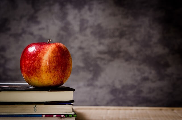 manzana en la mesa