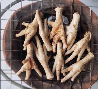 can you feed dogs chicken feet