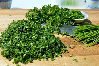 is parsley harmful to dogs