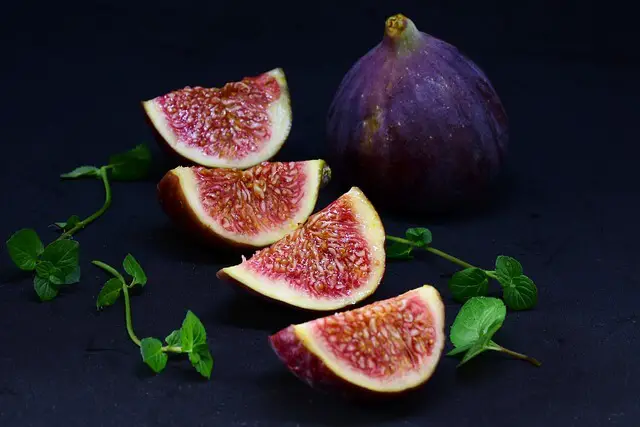 figs sliced in quarters