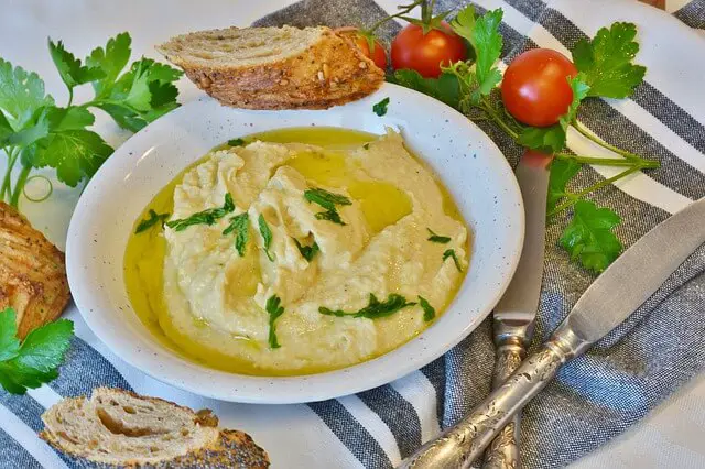 hummus with bread