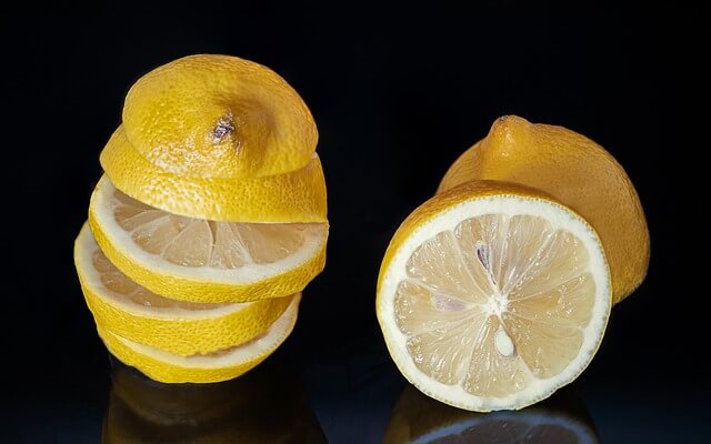 sliced lemons